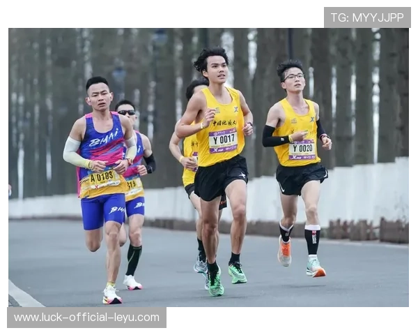 “武汉马拉松:选手们在赛道上创造历史” “武汉马拉松:选手们在赛道上创造历史”